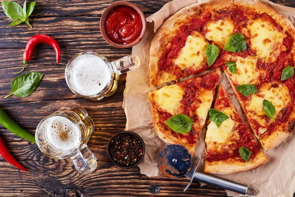 Pizza Margherita Italiana Clásica Cortada Rodajas Sobre Papel Pergamino Sobre — Foto de Stock