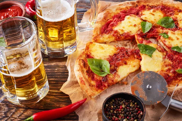 Primer Plano Clásica Pizza Margherita Italiana Cortada Rodajas Sobre Papel — Foto de Stock