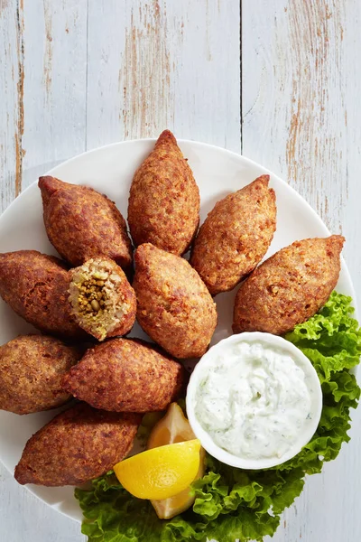 Delicious Fried Kibbeh Yogurt Sauce Bowl Served Plate Lettuce Lemon — Stock Photo, Image