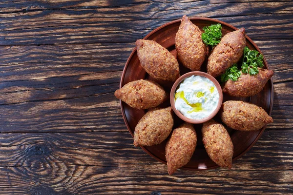 Delicious Fried Kibbeh Yogurt Sauce Bowl Served Clay Plate Old — Stock Photo, Image