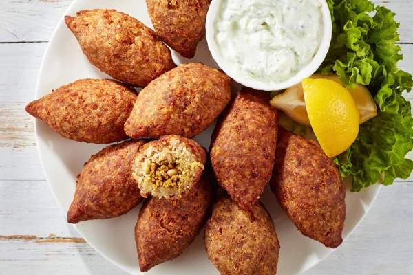 Delicioso Kibbeh Frito Com Molho Iogurte Uma Tigela Servida Prato — Fotografia de Stock