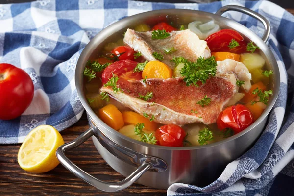 Sup Ikan Hangat Masakan Yunani Psarosoupa Dalam Casserole Logam Atas — Stok Foto