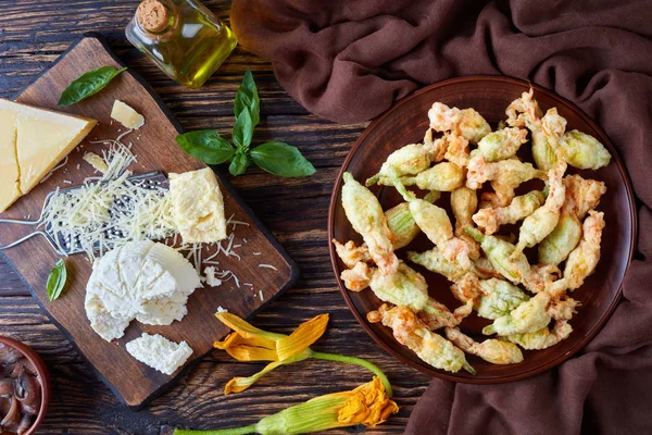 天ぷら打者新鮮なズッキーニの花の揚げ物は リコッタ パルメザン チーズ アンチョビを詰めていた 古い素朴なテーブル イタリア料理 水平ビュー上から食材を置くフラット — ストック写真