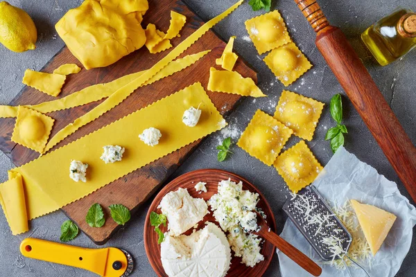 Cozinhar Deliciosos Ravioli Com Recheio Queijo Ricota Misturado Com Folhas — Fotografia de Stock