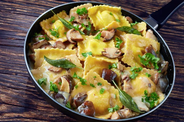 Deliziosi Ravioli Ripieni Ricotta Cotta Salsa Funghi All Aglio Cremoso — Foto Stock