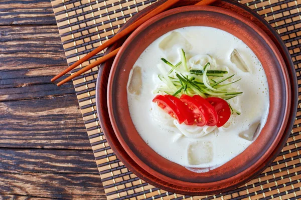 콩국수 스트립을 우유와 국수와 젓가락 그릇에 토마토 슬라이스 위에서 — 스톡 사진