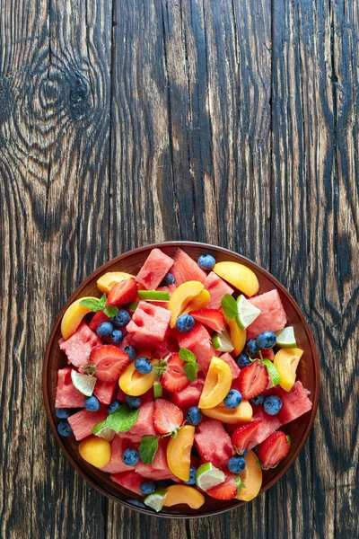 Köstlicher Bunter Salat Aus Frischer Wassermelone Mit Blaubeeren Pfirsichscheiben Erdbeere — Stockfoto
