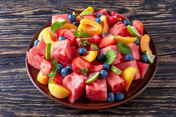 Délicieuse Salade Pastèque Fraîche Colorée Aux Bleuets Tranches Pêche Fraise — Photo