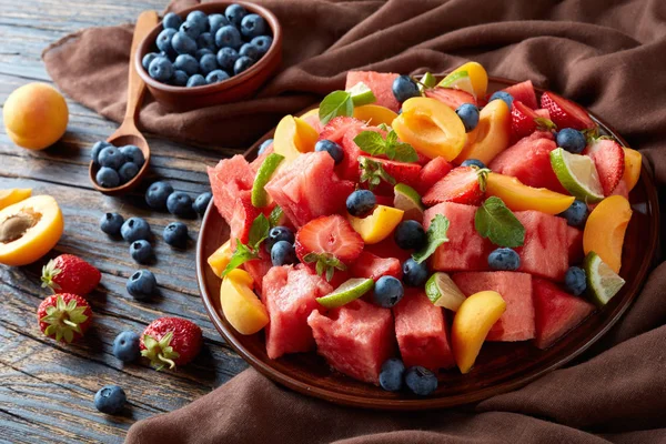 Köstlicher Sommerfrucht Und Beerensalat Mit Wassermelone Blaubeeren Pfirsichscheiben Erdbeere Und — Stockfoto