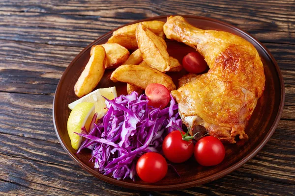 Friterad Klyftpotatis Kycklinglår Och Färska Coleslaw Sallad Serveras Lera Tallrik — Stockfoto