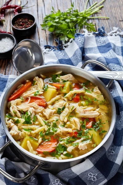 Zuppa Pollo Pasta Verdure Calda Piccante Una Casseruola Metallo Vecchio — Foto Stock