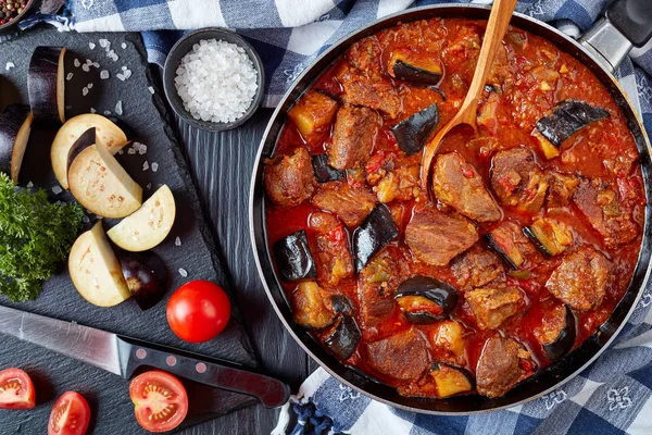 Stufato Manzo Melanzana Khoresh Bademjan Una Padella Tavolo Legno Nero — Foto Stock