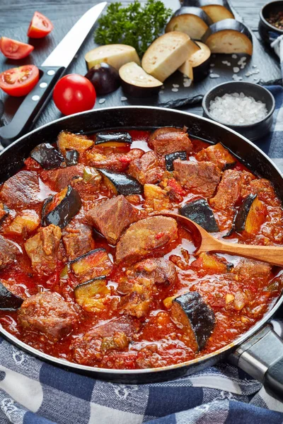 Melanzane Manzo Stufato Una Padella Tavolo Legno Nero Con Ingredienti — Foto Stock