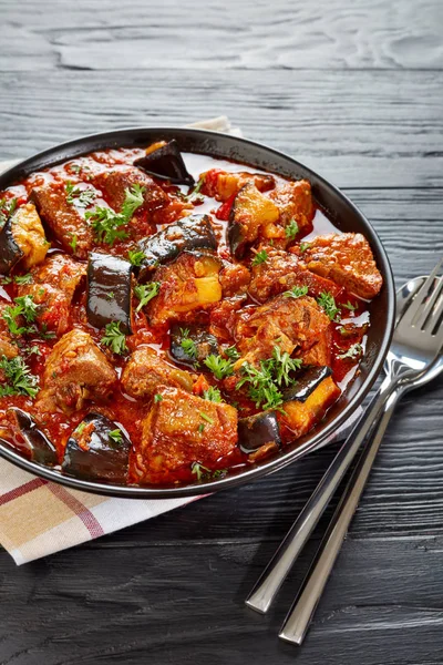 Carne Berinjela Guisado Uma Tigela Uma Mesa Madeira Preta Com — Fotografia de Stock