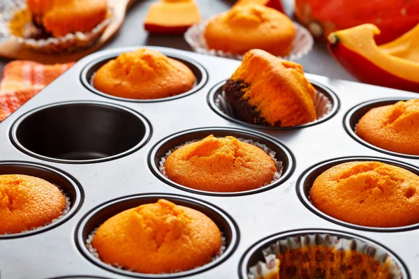 Gros Plan Muffins Maison Citrouille Fraîchement Cuits Dans Moule Pâtisserie — Photo