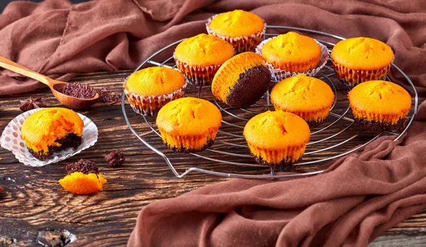 Muffins Abóbora Doce Recém Assados Uma Mesa Madeira Rústica Deliciosa — Fotografia de Stock