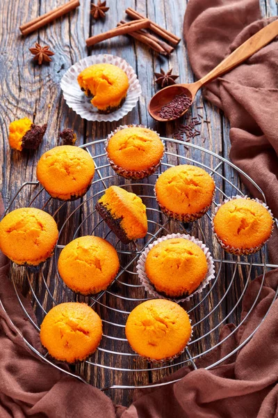 Bolos Doces Deliciosos Recém Assados Uma Cremalheira Resfriamento Bolo Aço — Fotografia de Stock