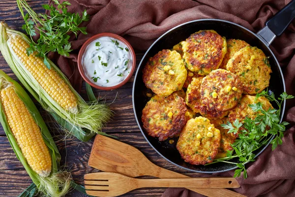 Кукурузные Оладьи Сковороде Йогуртовым Соусом Свежей Сладкой Кукурузой Початках Старом — стоковое фото