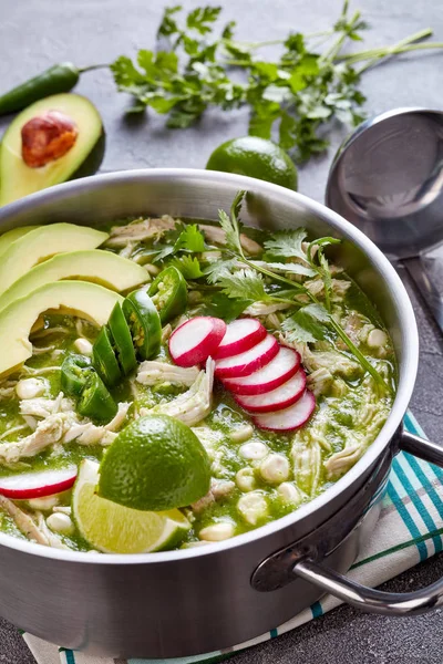 Pollo Pozole Verde Una Cazuela Metal Estofado Mexicano Lleno Pollo —  Fotos de Stock