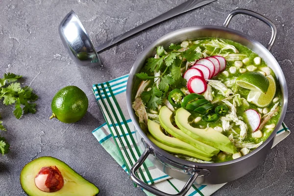 Pozole Verde Una Cazuela Metal Estofado Mexicano Lleno Pollo Rallado —  Fotos de Stock