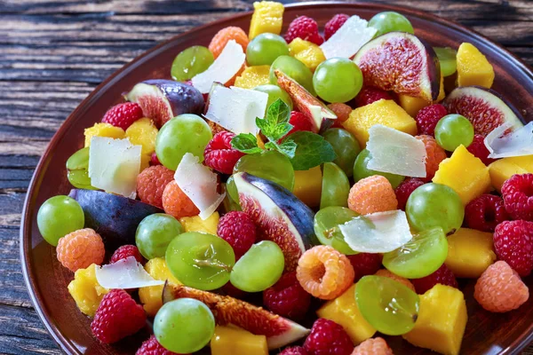 Meyve Salatası Ile Incir Ahududu Üzüm Mango Kil Tabakta Bir — Stok fotoğraf