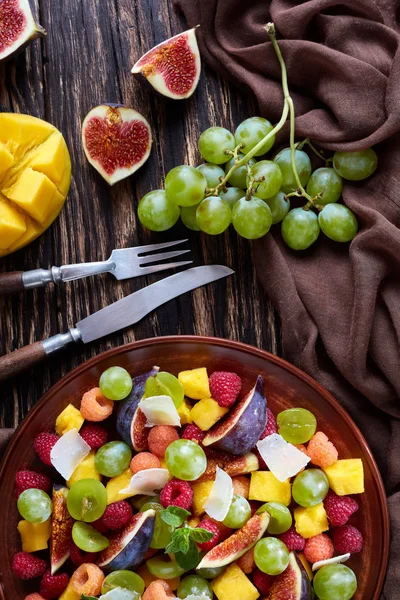 Saftiger Obstsalat Mit Feigen Himbeeren Trauben Mango Und Dünn Geschnittenem — Stockfoto