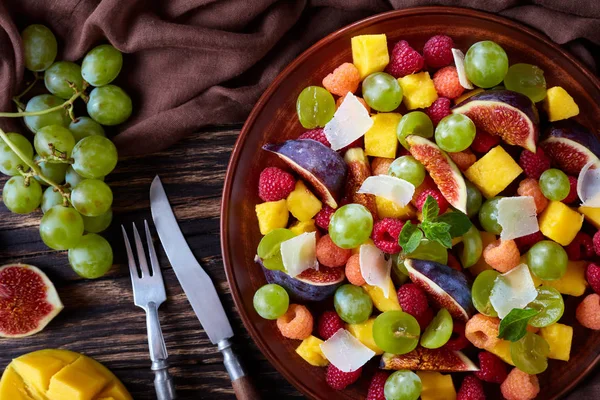 Nahaufnahme Von Saftigem Obstsalat Mit Feigen Himbeeren Trauben Mango Und — Stockfoto