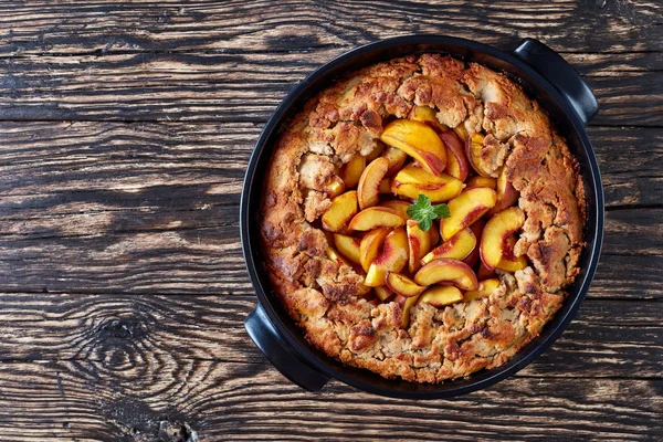 Cobbler Melocotón Casero Con Cobertura Crujiente Plato Negro Hecho Duraznos — Foto de Stock