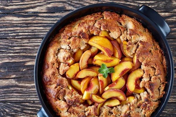 Sweet Southern Peach Crumble Topped Sweet Pastry Crust Baked Black — Stock Photo, Image