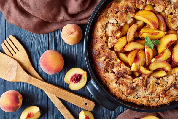 Delicious Mildly Sweet Peach Cobbler Black Baking Dish View Flat — Stock Photo, Image
