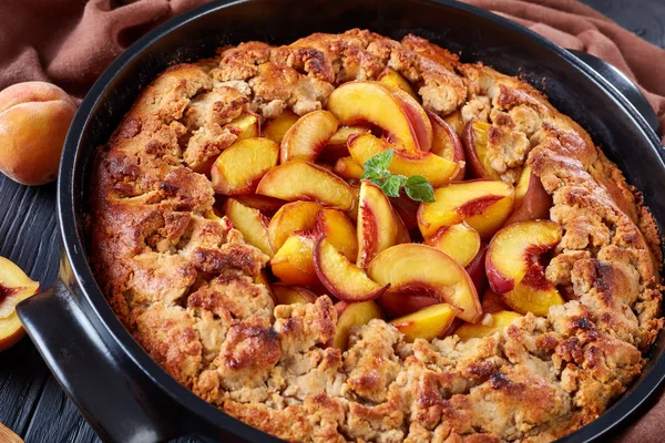 Oven Baked Perfect Southern Dessert Peach Cobbler Black Baking Dish — Stock Photo, Image