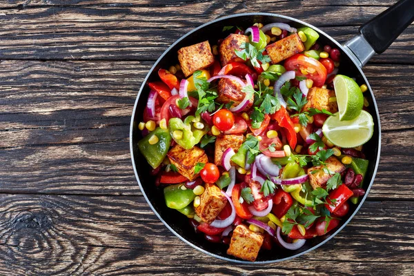 Una Sartén Verduras Mixtas Cubos Tofu Marinado Salsa Barbacoa Con —  Fotos de Stock