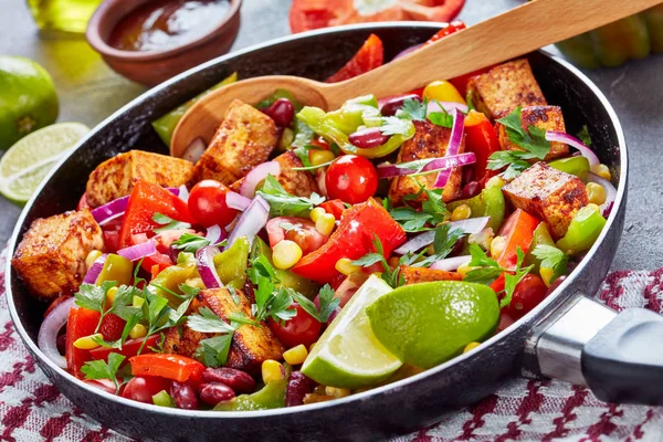 Ensalada Casera Frijoles Negros Calientes Salsa Maíz Con Tomates Pimientos —  Fotos de Stock