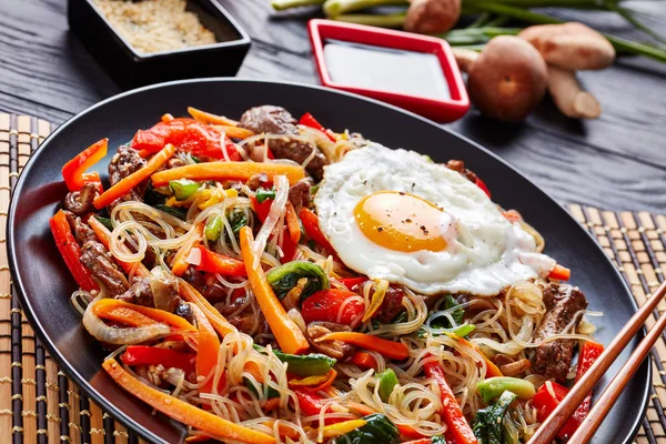 Japchae Κορέας Πιάτο Χυλοπίτες Γυαλί Ανακατεύετε Τηγανητό Πιπεριά Καρότο Σπανάκι — Φωτογραφία Αρχείου