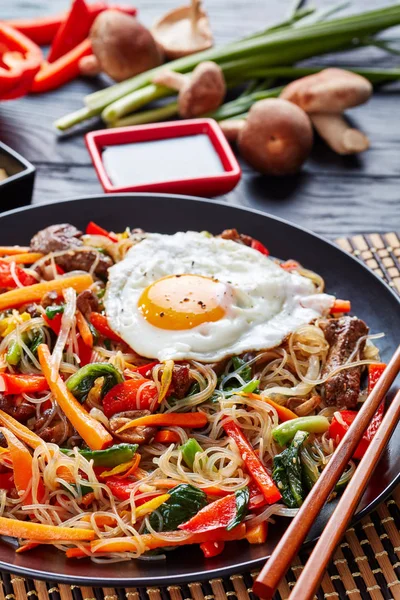Νόστιμα Κορέας Ανακατεύετε Τηγανισμένα Noodles Γυαλί Λαχανικά Μαριναρισμένο Μοσχάρι Και — Φωτογραφία Αρχείου