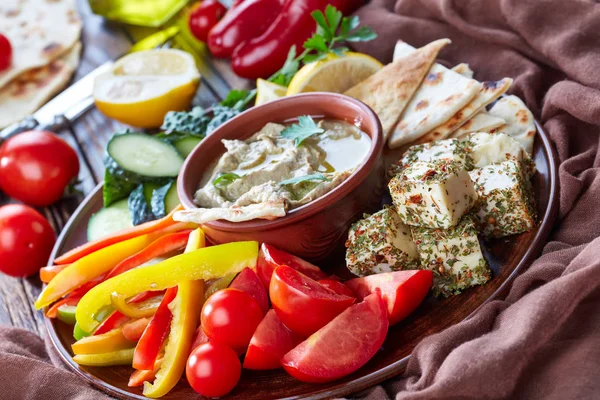 Nahaufnahme Der Mediterranen Festplatte Baba Ganoush Dip Mit Fladenbrot Gewürzkäse — Stockfoto