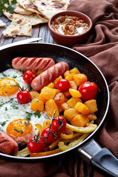 Mediterrane Ontbijt Zonnige Kant Omhoog Eieren Heerlijke Geroosterde Worst Esdoorn — Stockfoto