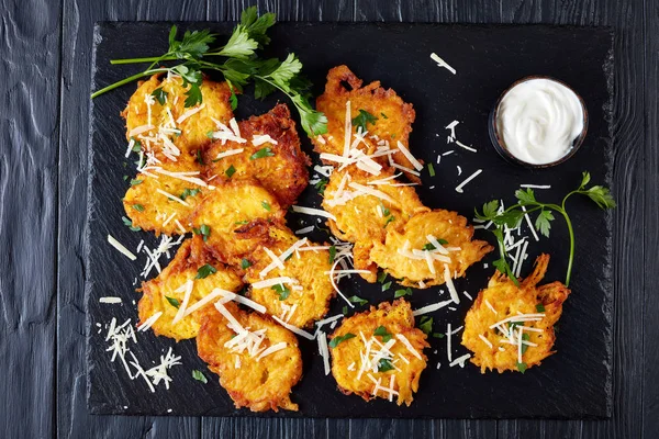 Lezzetli Vejetaryen Börek Tatlı Balkabagi Parmesan Peyniri Ekşi Krema Veya — Stok fotoğraf