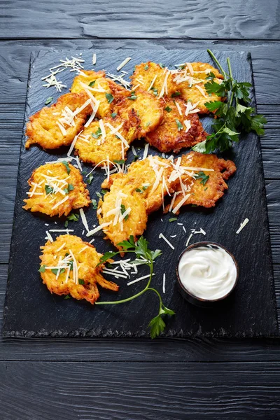 Talyan Rendelenmiş Parmesan Peyniri Taze Maydanoz Siyah Bir Taş Kurulu — Stok fotoğraf