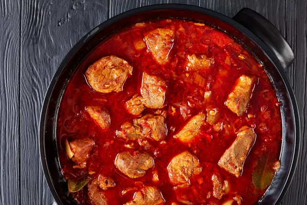 Abbondante Red Chile Maiale Stufato Carne Adobada Forno Olandese Tavolo — Foto Stock