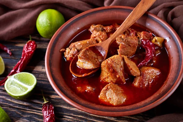 Πλούσιο Κόκκινο Χιλή Και Χοιρινό Στιφάδο Carne Adobada Μια Πήλινη — Φωτογραφία Αρχείου