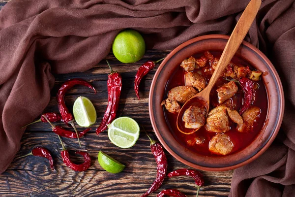 Abbondante Cile Rosso Maiale Stufato Carne Adobada Una Ciotola Argilla — Foto Stock