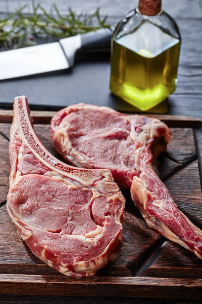 Dos Tomahawk Crudos Envejecidos Secos Filetes Carne Vaca Una Vieja —  Fotos de Stock