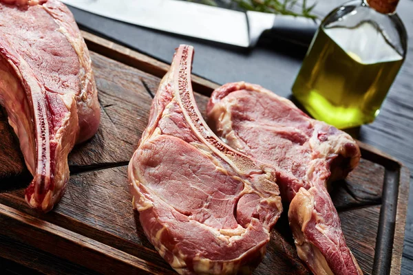 Tres Tomahawk Crudos Envejecidos Secos Filetes Carne Vaca Una Vieja —  Fotos de Stock