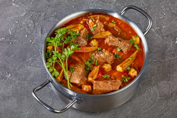 Hearty Beef Okra Stew Metal Casserole Concrete Table View Close — Stock Photo, Image