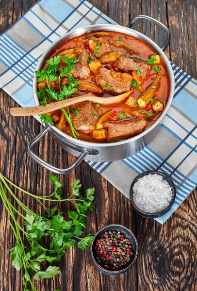 Deliciosa Carne Res Estofado Okra Una Cazuela Metal Con Cuchara — Foto de Stock