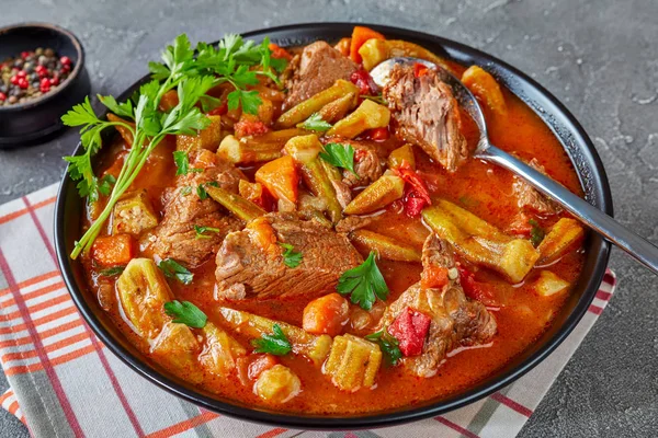 Delizioso Beef Okra Stew Servito Una Ciotola Con Cucchiaio Tavolo — Foto Stock