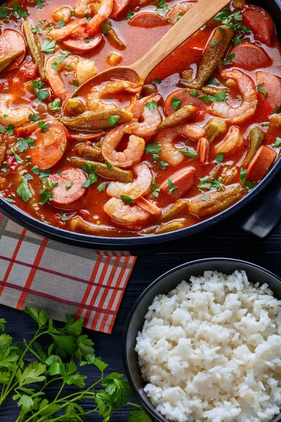 Gumbo Com Camarões Quiabo Salsicha Forno Holandês Uma Mesa Preta — Fotografia de Stock