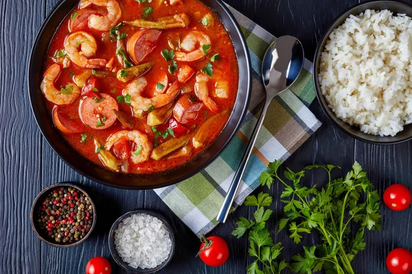 Bovenaanzicht Van Heerlijke Gumbo Met Garnalen Okra Worst Een Kom — Stockfoto