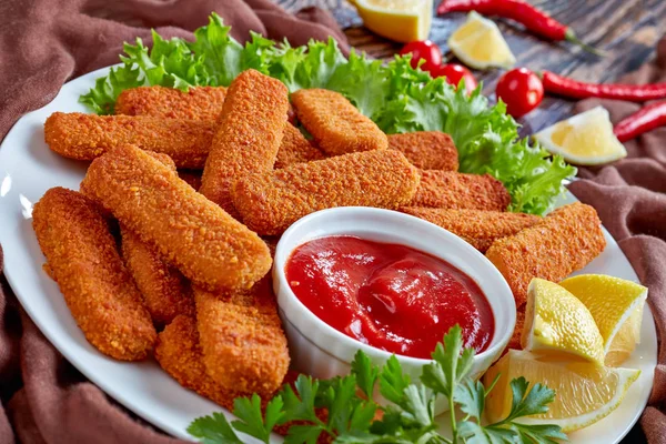 Crumbed Fish Sticks Geserveerd Met Citroen Bladeren Van Sla Tomatensaus — Stockfoto